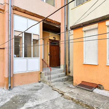 아파트 Budget Studio For 2 Nearby Center *