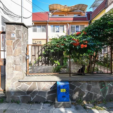 Budget Studio For 2 Nearby Center 바르나