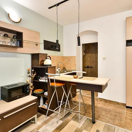 Budget Studio For 2 Nearby Center Daire